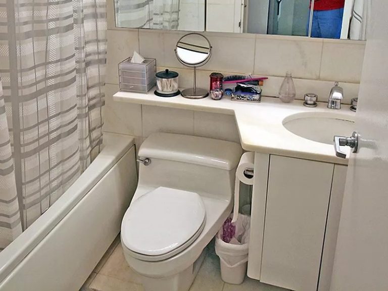 Photo of the bathroom, showing the bathtub, the toilet and the vanity.